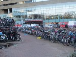 Fietsen op stationsplein Den Haag Centraal