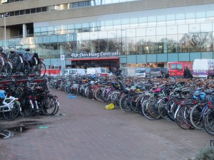 Fietsen op stationsplein Den Haag Centraal