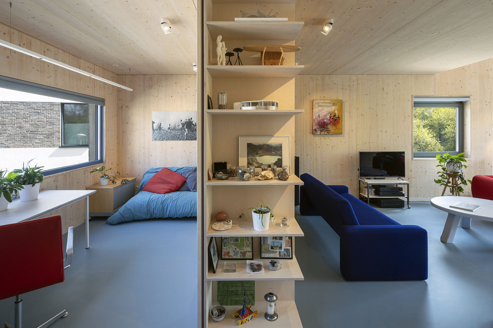 houten boekenkast in woning met clt constructie